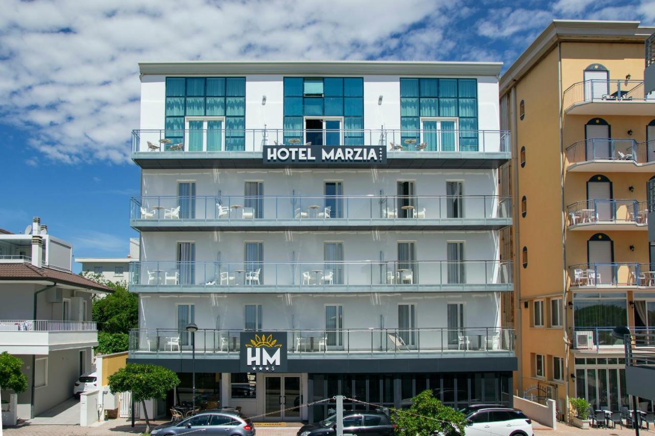 Hotel Marzia Holiday Queen Каорле Экстерьер фото