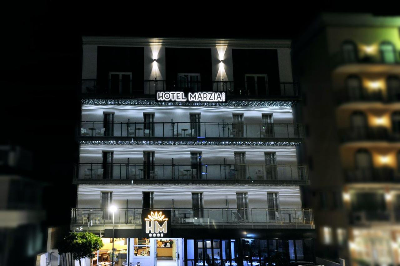 Hotel Marzia Holiday Queen Каорле Экстерьер фото