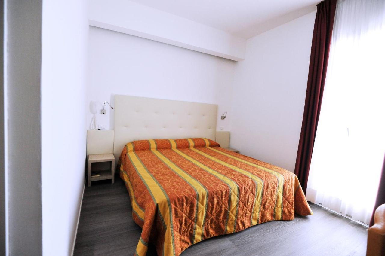 Hotel Marzia Holiday Queen Каорле Экстерьер фото