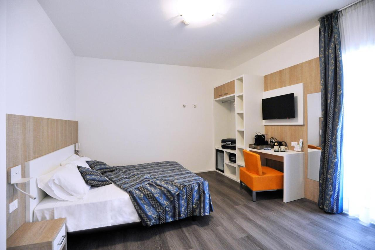 Hotel Marzia Holiday Queen Каорле Экстерьер фото
