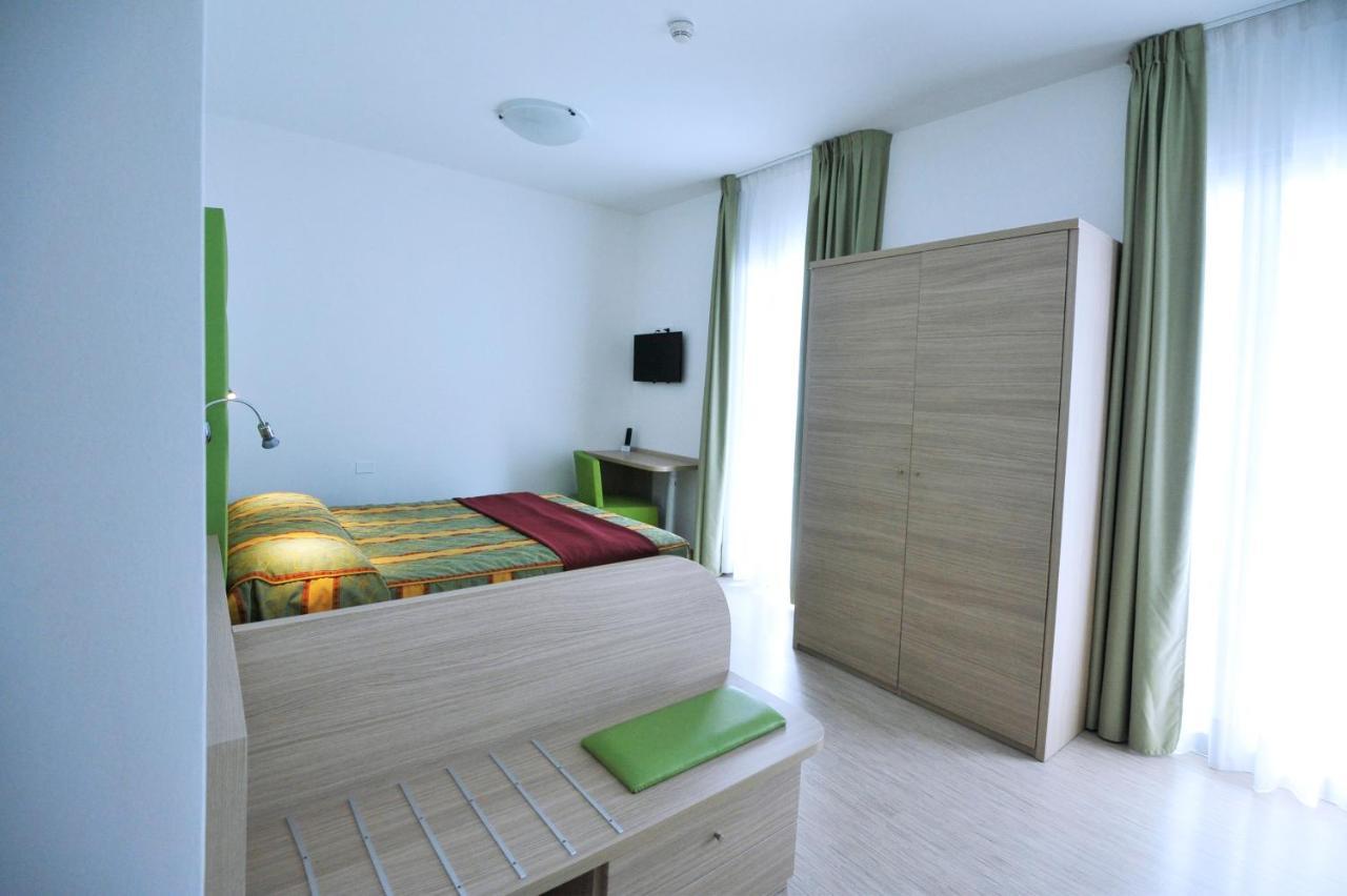 Hotel Marzia Holiday Queen Каорле Экстерьер фото