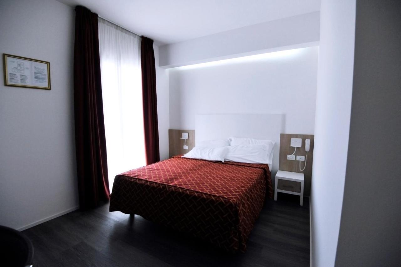 Hotel Marzia Holiday Queen Каорле Экстерьер фото