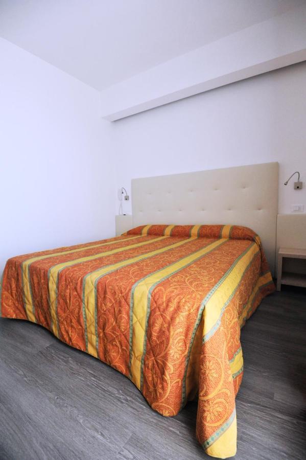 Hotel Marzia Holiday Queen Каорле Экстерьер фото