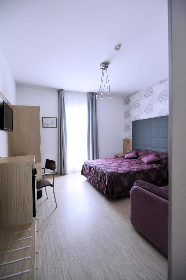 Hotel Marzia Holiday Queen Каорле Экстерьер фото