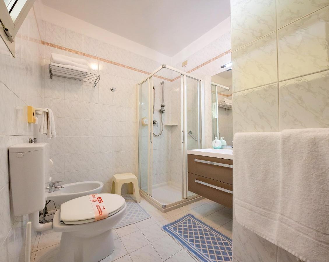 Hotel Marzia Holiday Queen Каорле Экстерьер фото