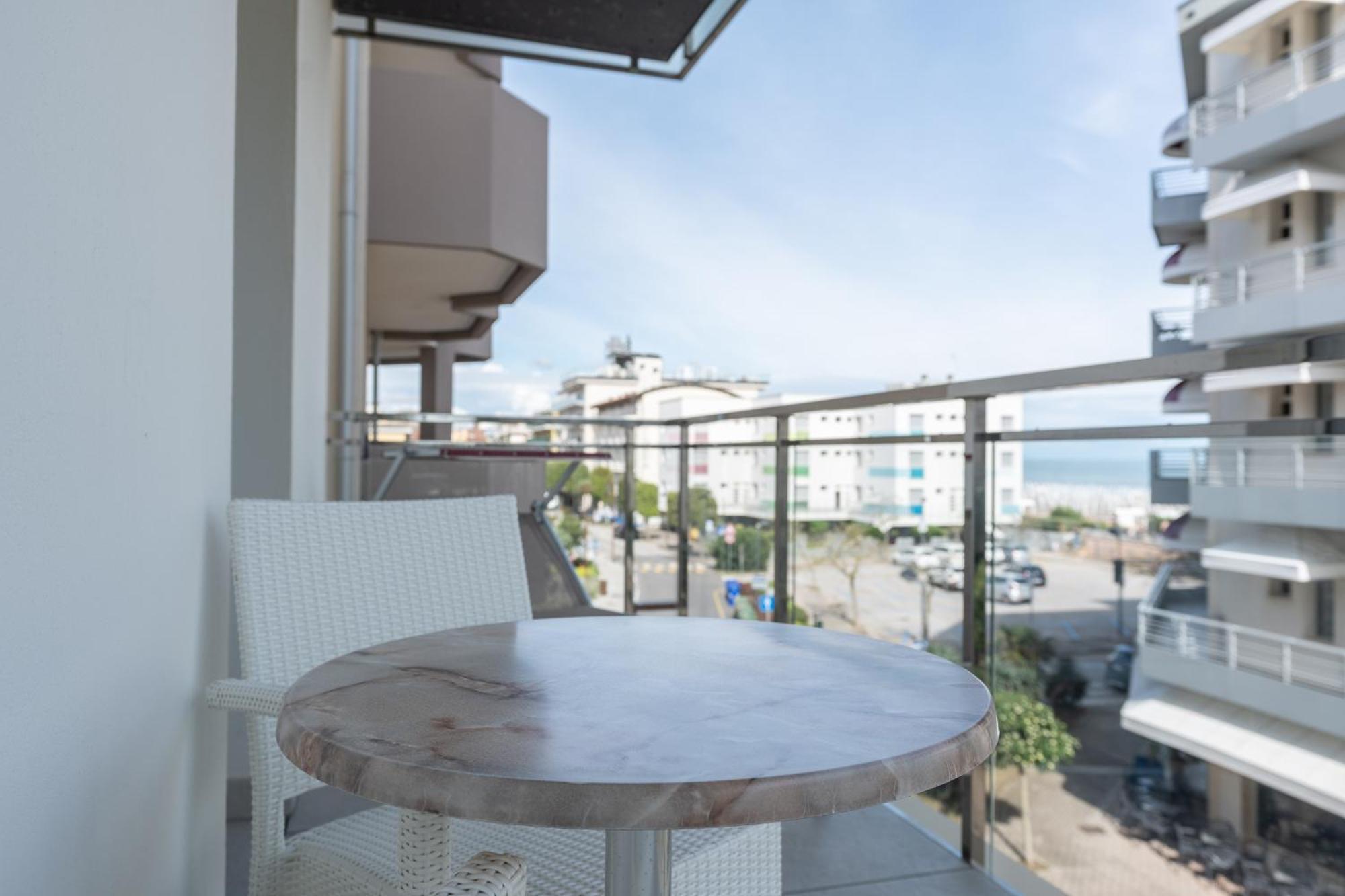 Hotel Marzia Holiday Queen Каорле Экстерьер фото
