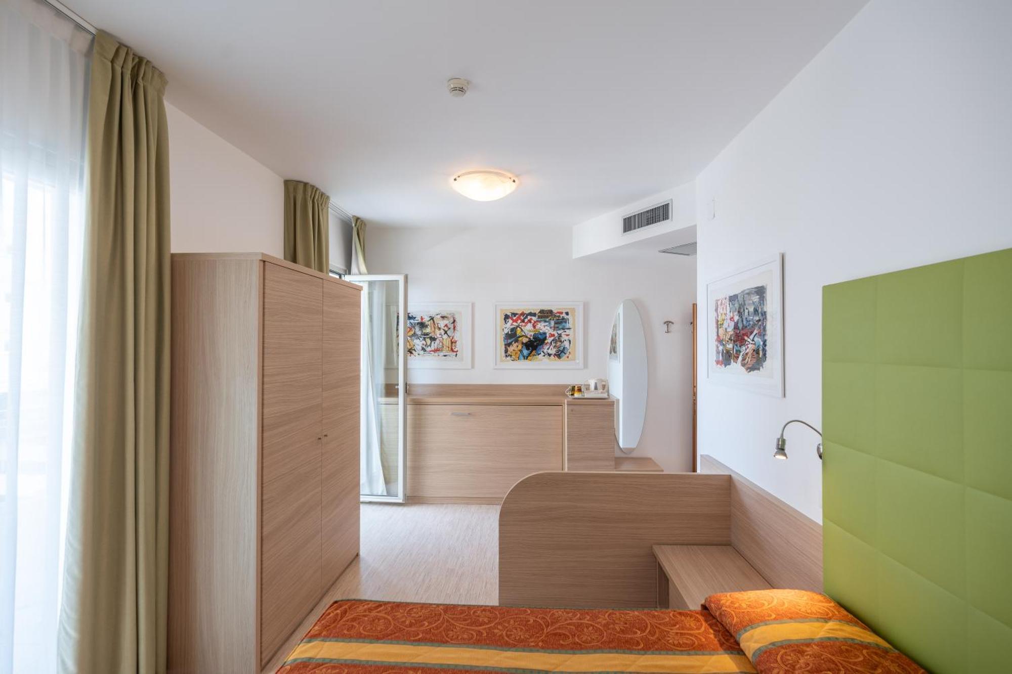 Hotel Marzia Holiday Queen Каорле Экстерьер фото
