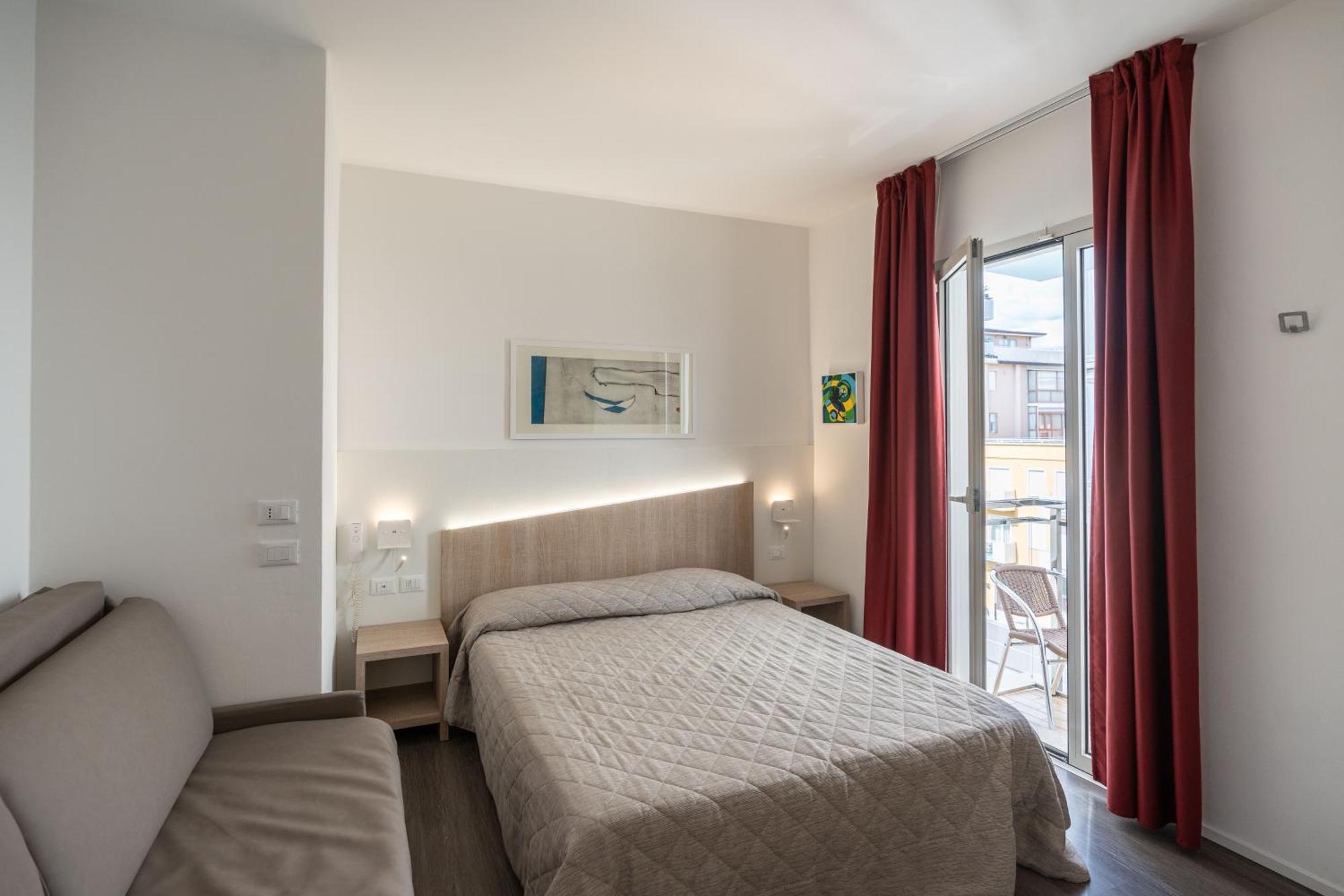 Hotel Marzia Holiday Queen Каорле Экстерьер фото