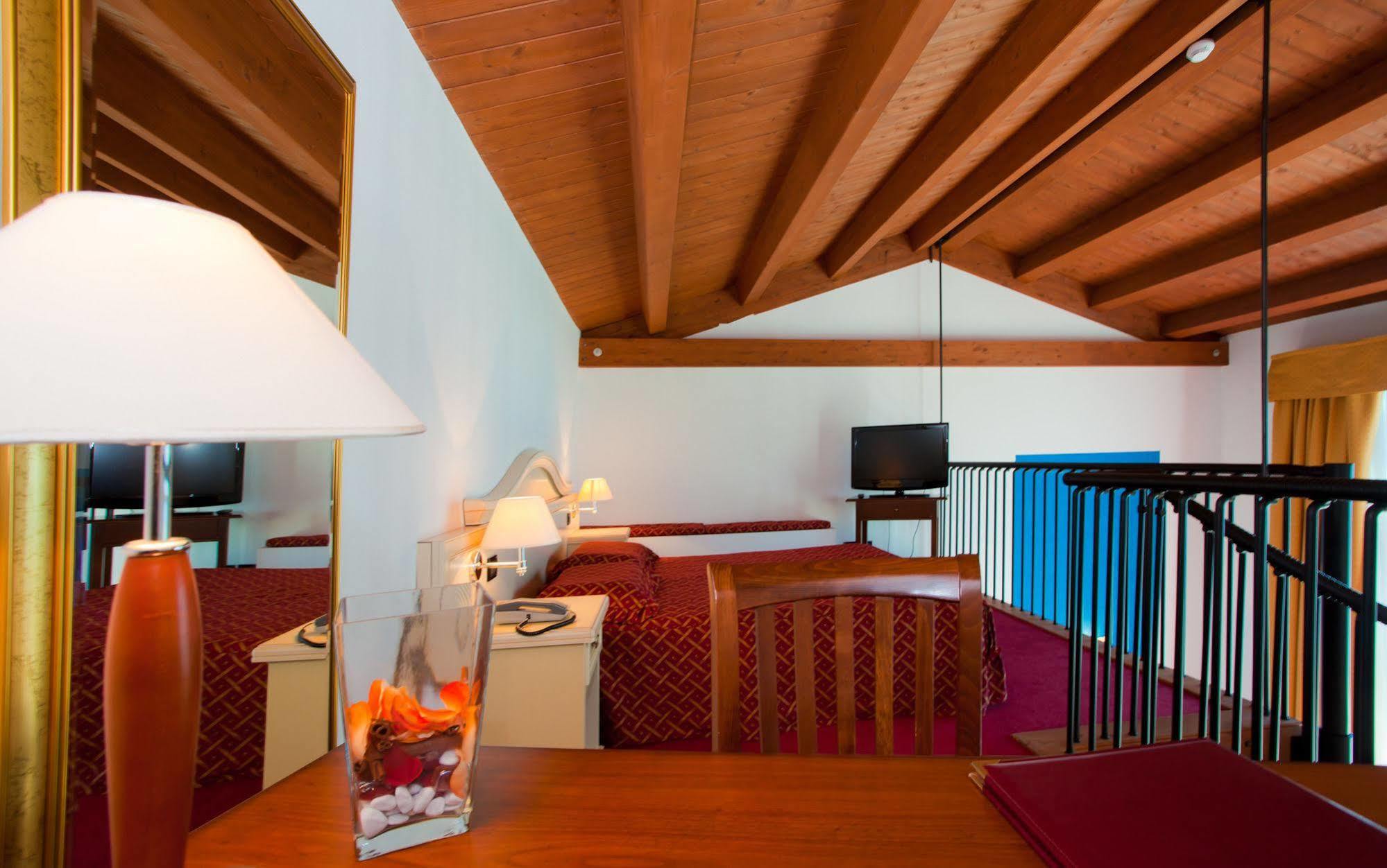Hotel Marzia Holiday Queen Каорле Экстерьер фото