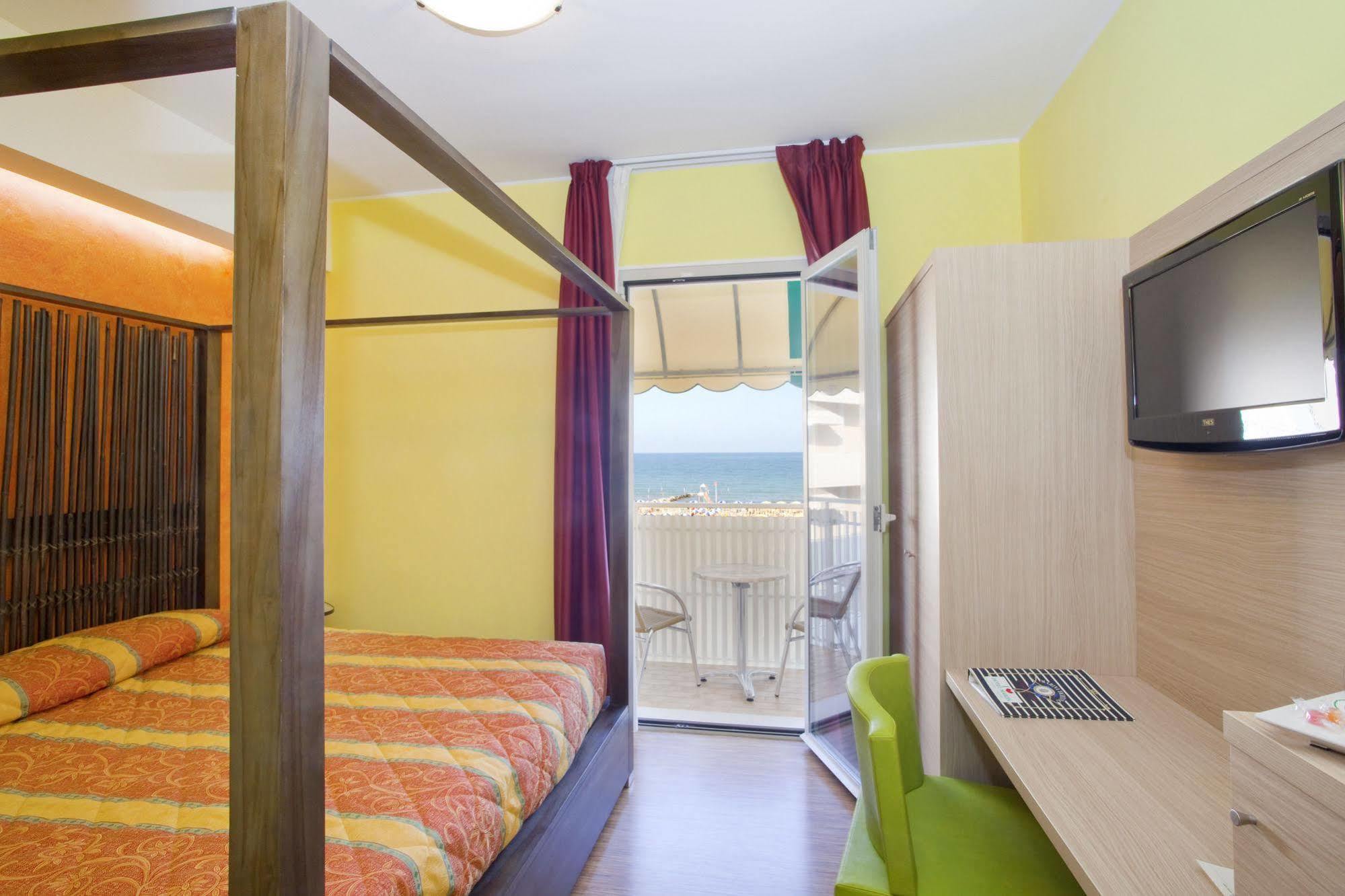 Hotel Marzia Holiday Queen Каорле Экстерьер фото